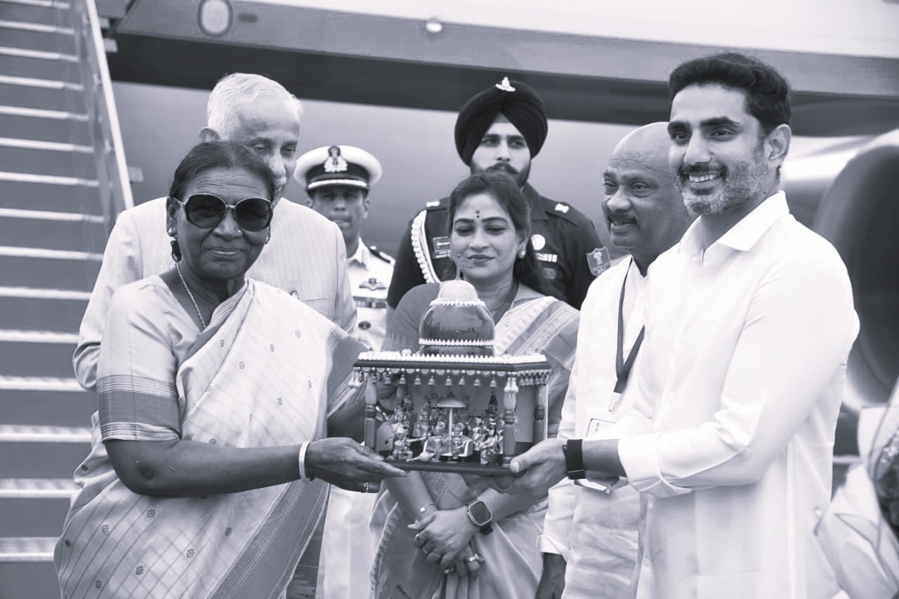 పాఠ్యపుస్తకాలకే పరిమితం కాకుండా.. మీ చుట్టూ ఉన్న పర్యావరణం నుంచి నేర్చుకోండి: రాష్ట్రపతి