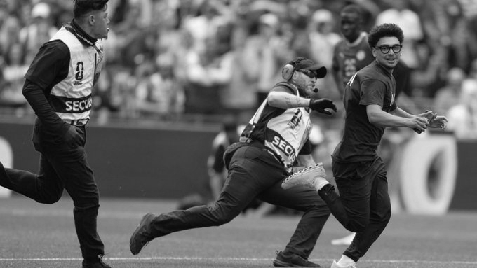 Pitch Invasion Halts Belgium vs Senegal World Cup Clash Midway