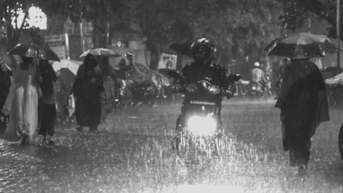 Heavy Rains Kill 24 in UP and Gujarat, IMD Warns of More Extreme Downpours